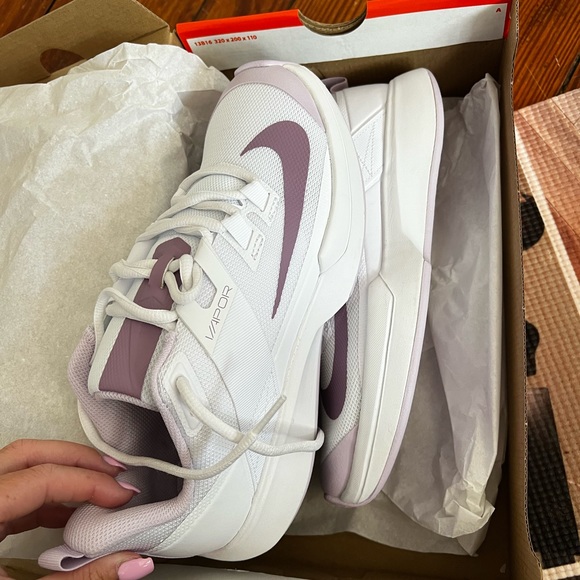 Brand new Nike tennis shoes - Picture 4 of 4